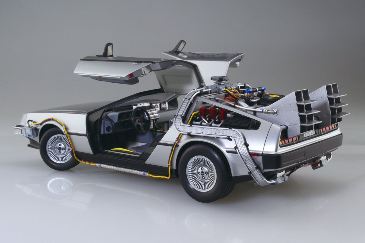 Aoshima 06436 Time Machine Delorean Back To The Future - 1:24 Scale Plastic Kit - Phillips Hobbies