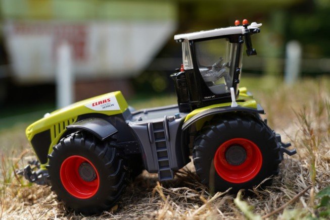 Britains CLAAS Xerion 5000 Tractor - 1:32 Scale - Phillips Hobbies