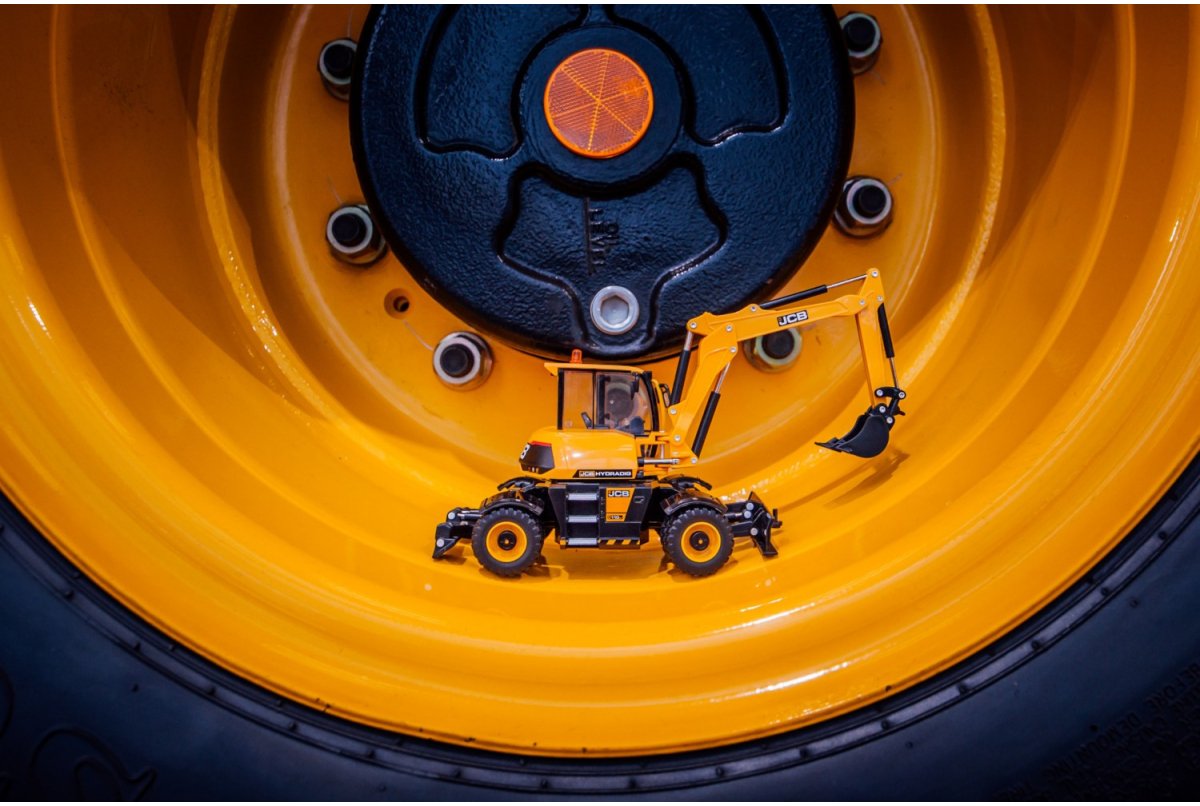 Britains JCB Hydradig - 1:32 Scale - Phillips Hobbies