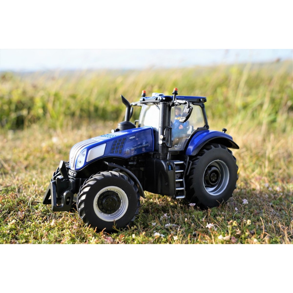 Britains New Holland T8.435 Tractor - 1:32 Scale - Phillips Hobbies