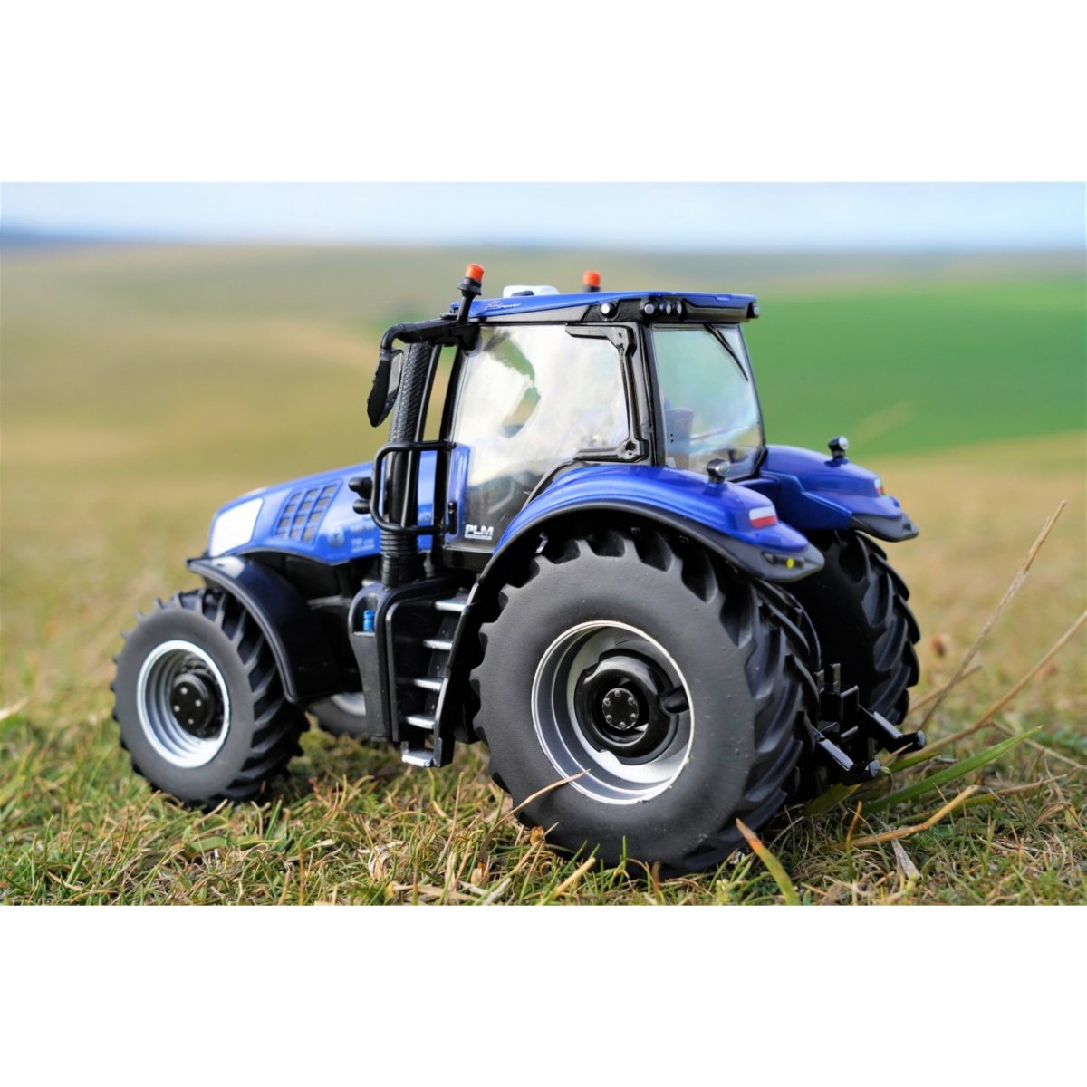 Britains New Holland T8.435 Tractor - 1:32 Scale - Phillips Hobbies