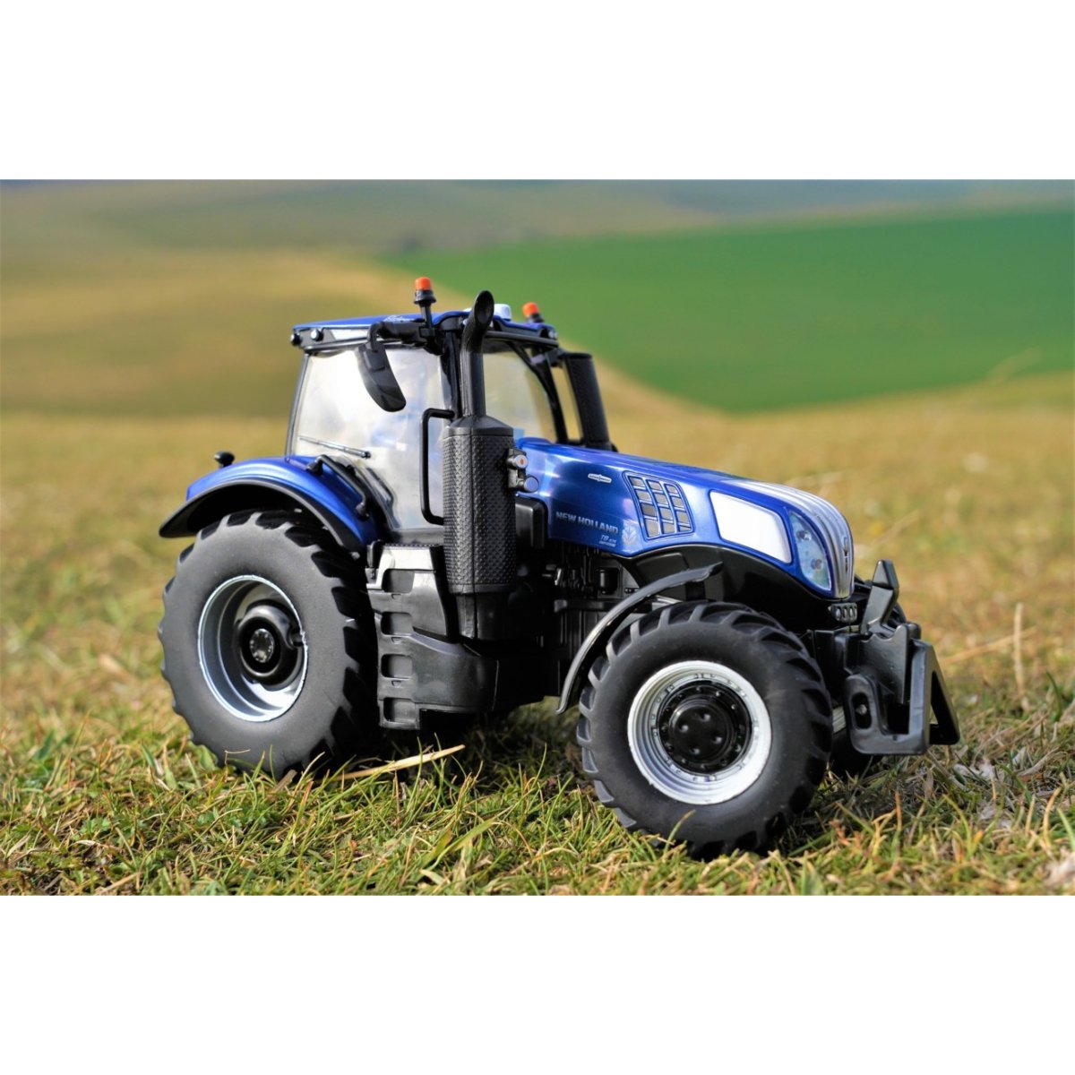Britains New Holland T8.435 Tractor - 1:32 Scale - Phillips Hobbies