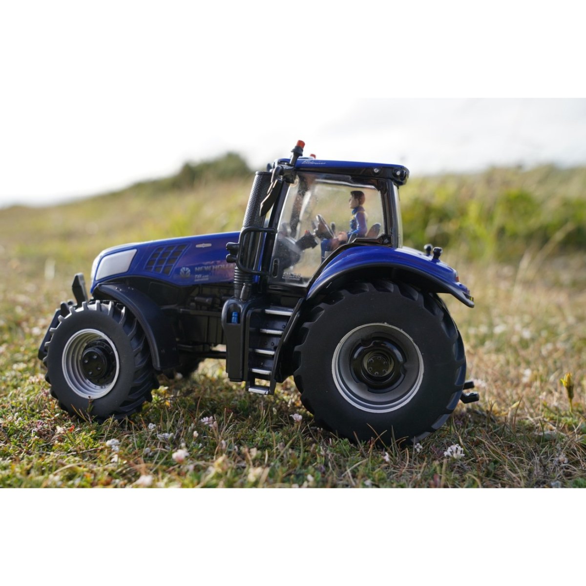 Britains New Holland T8.435 Tractor - 1:32 Scale - Phillips Hobbies