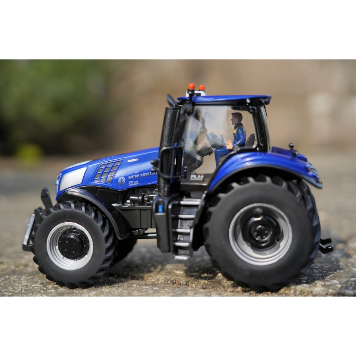 Britains New Holland T8.435 Tractor - 1:32 Scale - Phillips Hobbies