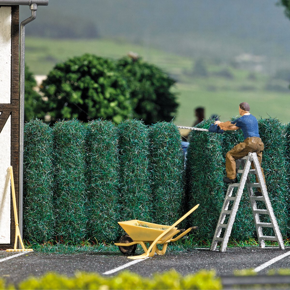Busch 7838 Hedge Trimming Set - HO / OO Gauge - Phillips Hobbies
