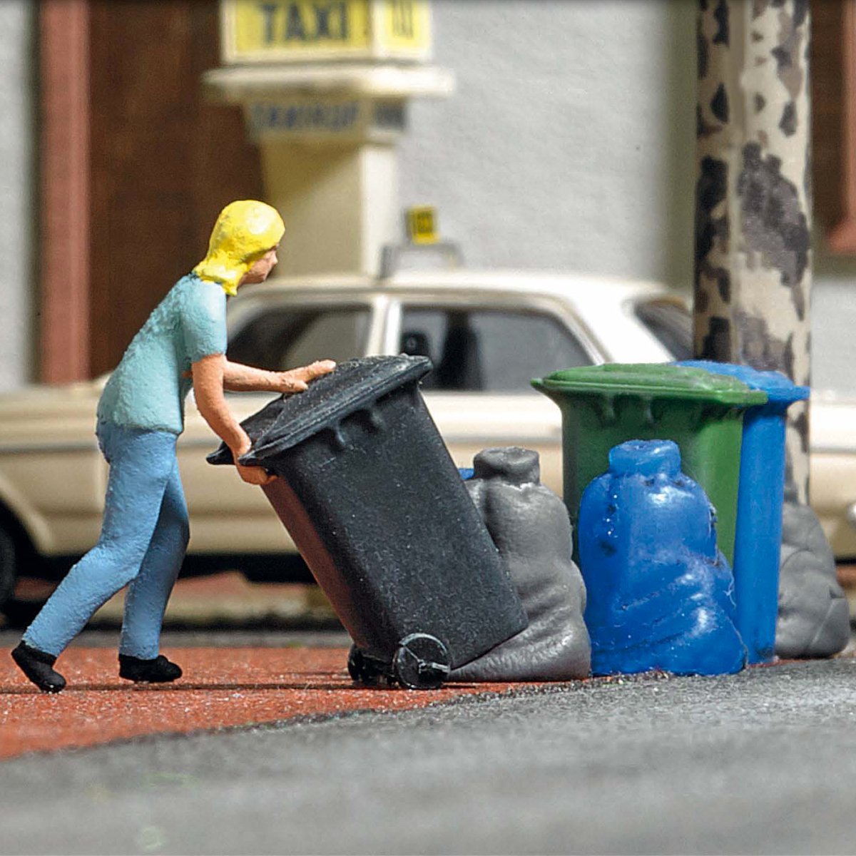 Busch 7874 Woman With Wheelie Bins & Bin Bags - HO / OO Gauge