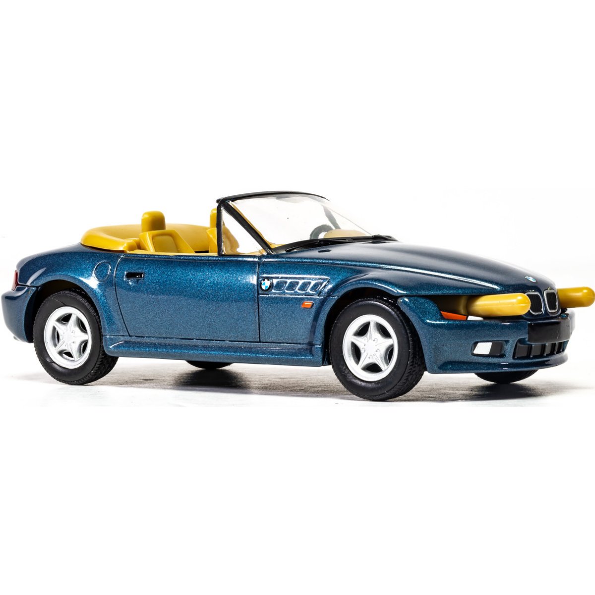 Corgi CC04905 James Bond BMW Z3 'GoldenEye' - Phillips Hobbies