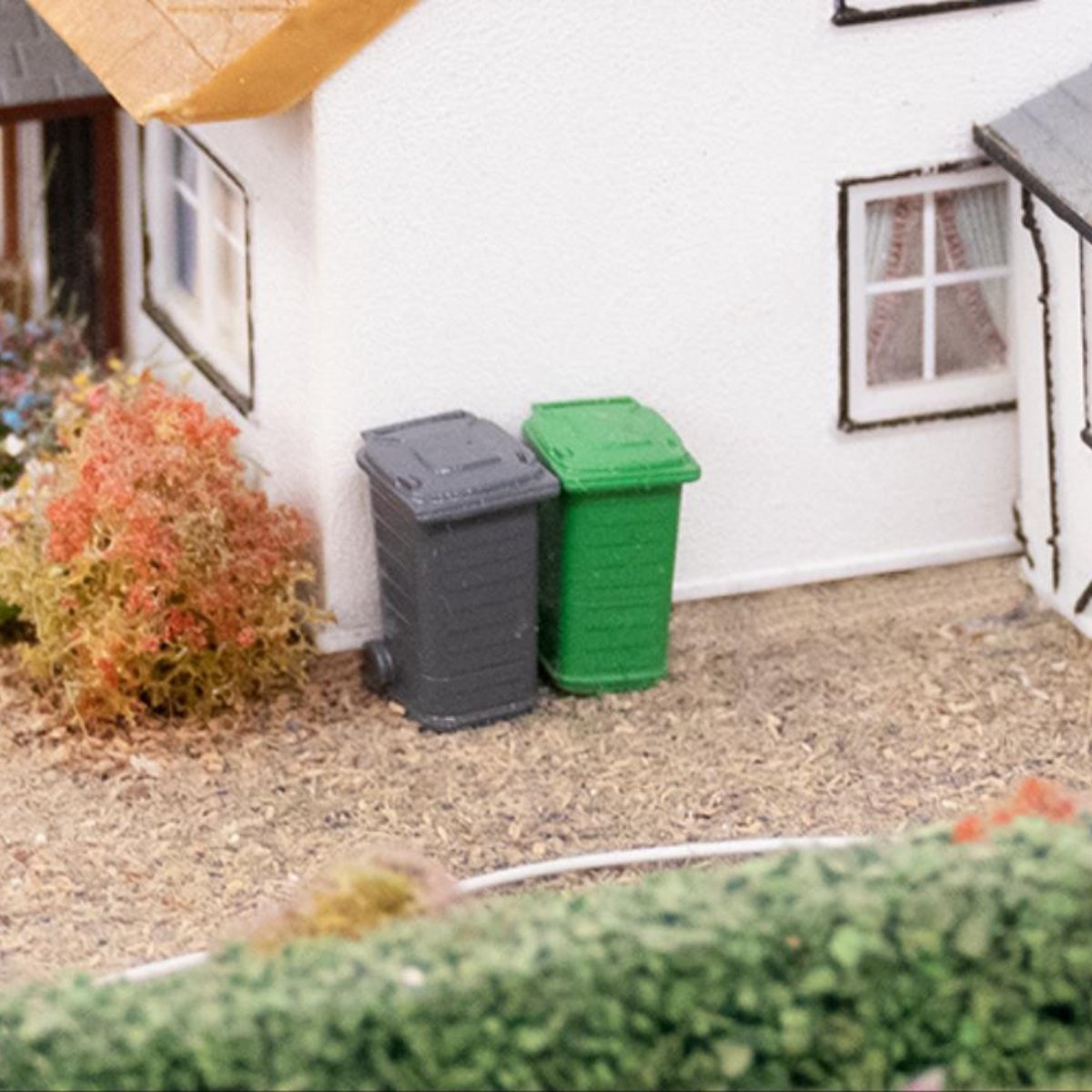 Gaugemaster Wheelie Bins 4 Pack (Pre - Built) - OO Gauge - Phillips Hobbies