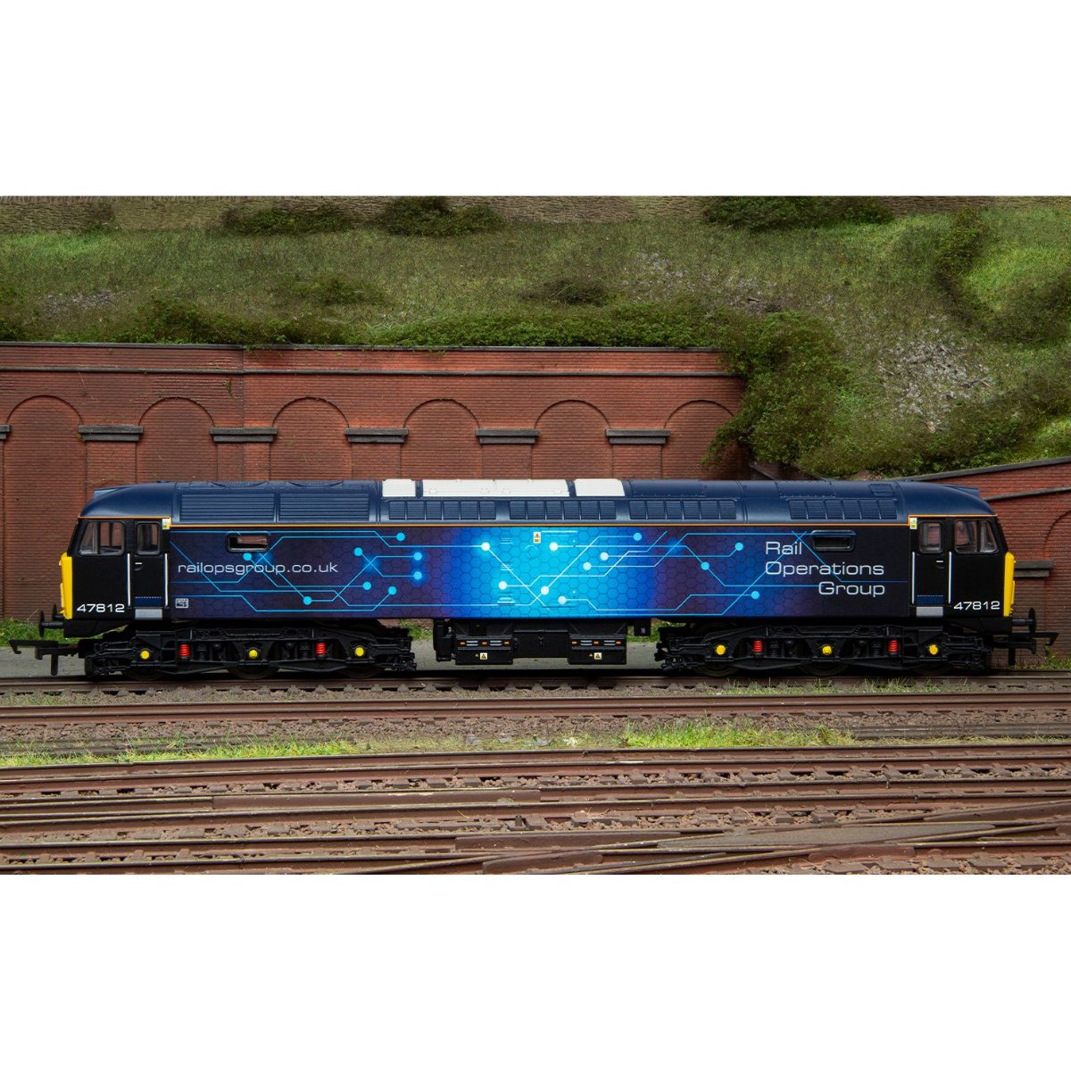 Hornby R30046 RailRoad Plus ROG, Class 47, Co-Co, 47812 - OO Gauge - Phillips Hobbies