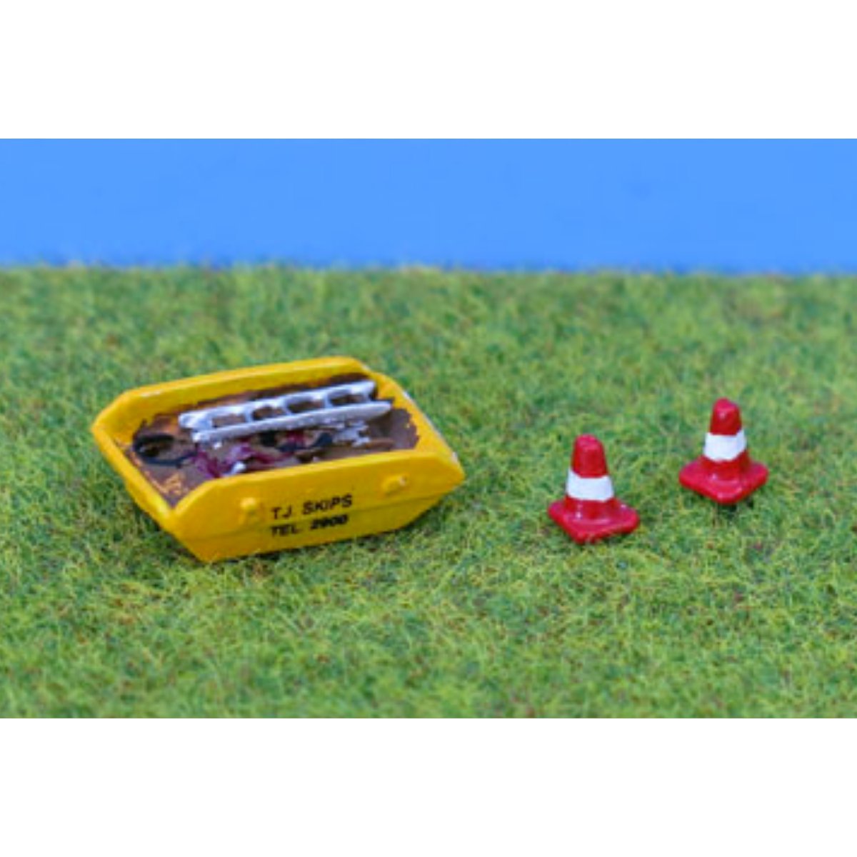 P&D Marsh PDX43 Painted Skip & Road Cones (N Gauge) - Phillips Hobbies