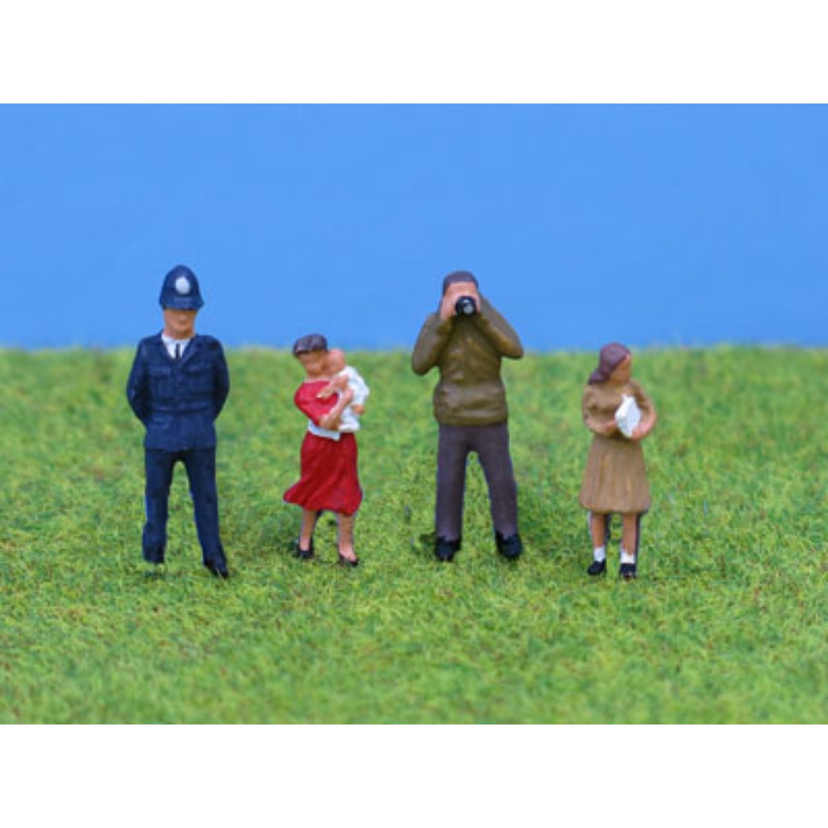 P&D Marsh PDZ02 4x Standing People (OO Gauge) - Phillips Hobbies