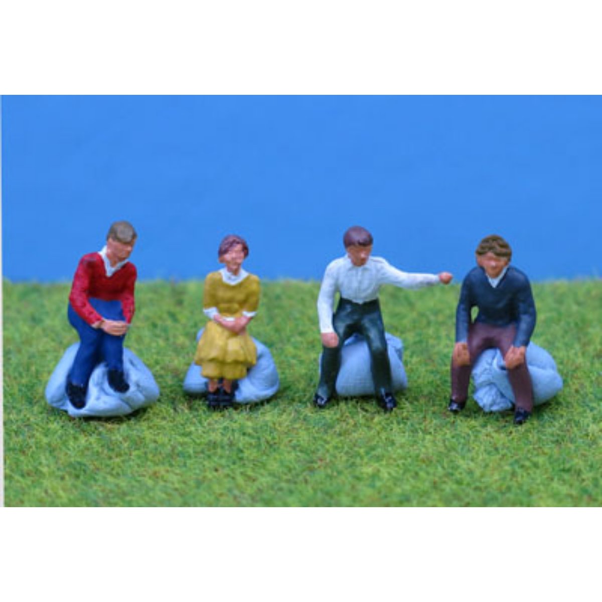 P&D Marsh PDZ03 4x Sitting People (OO Gauge) - Phillips Hobbies