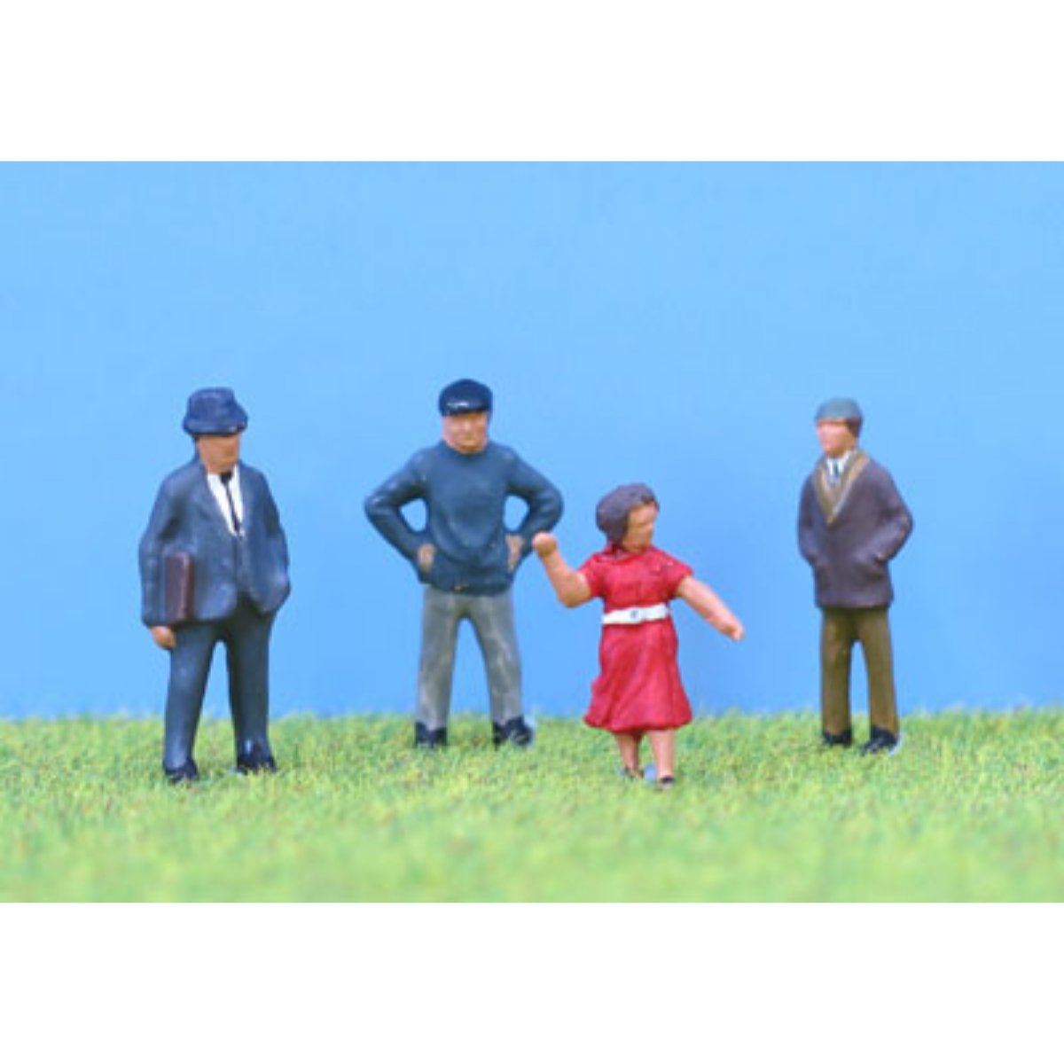 P&D Marsh PDZ04 4x Standing People (OO Gauge) - Phillips Hobbies