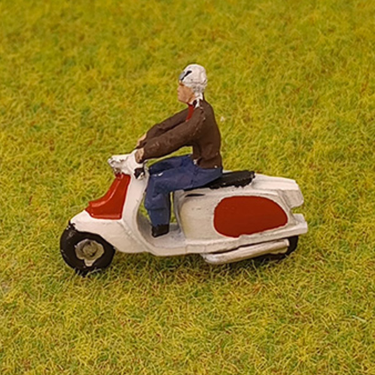 P&D Marsh PDZ105 Lambretta & Rider (OO Gauge) - Phillips Hobbies