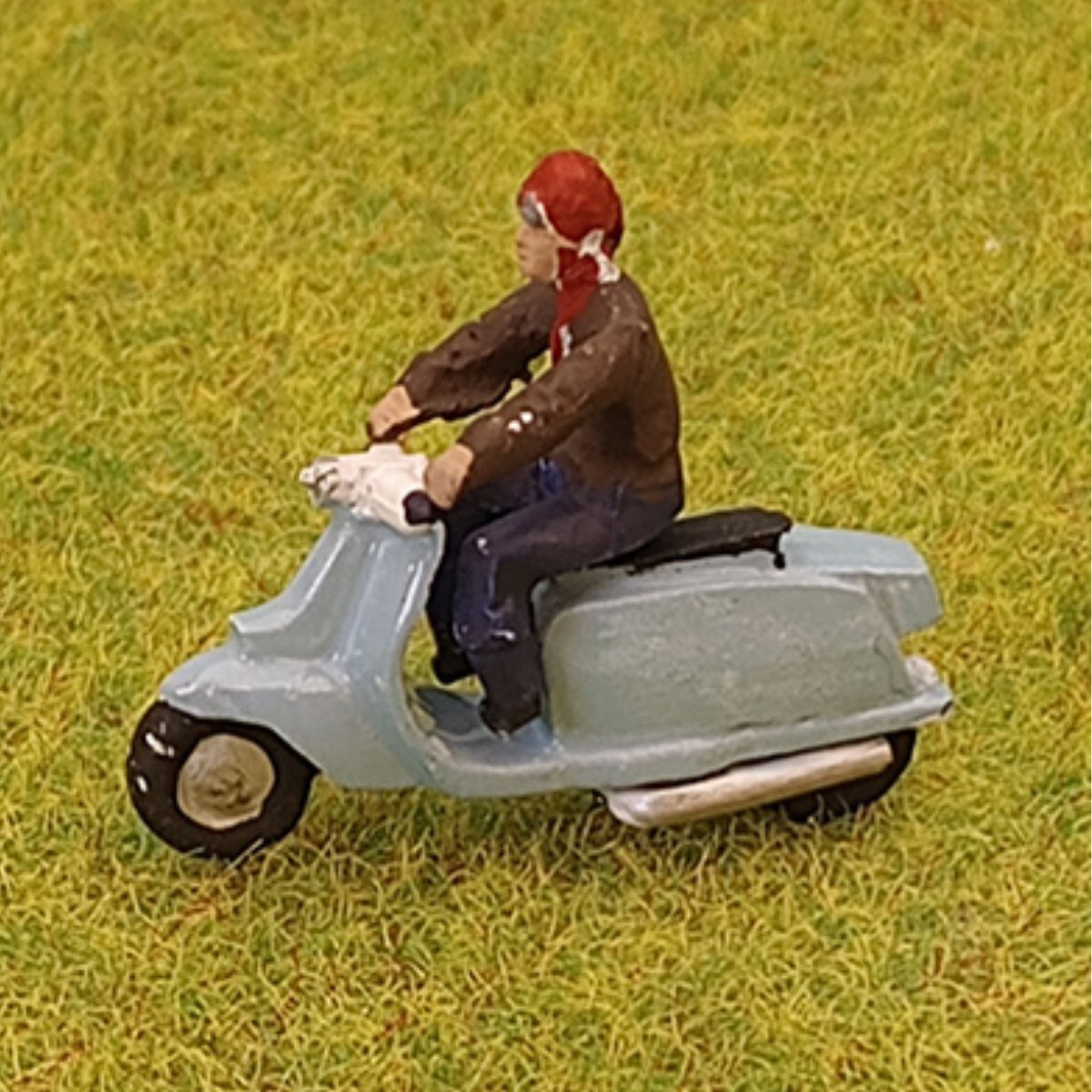 P&D Marsh PDZ106 Solid Colour Lambretta & Rider (OO Gauge) - Phillips Hobbies