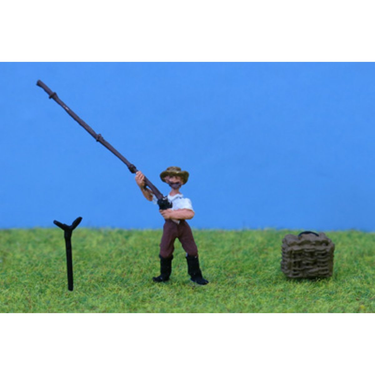 P&D Marsh PDZ29 Painted Fisherman with Tackle Box (OO Gauge) - Phillips Hobbies