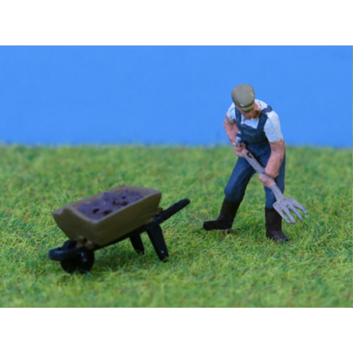 P&D Marsh PDZ30 Farmer with Pitchfork & Barrow (OO Gauge) - Phillips Hobbies