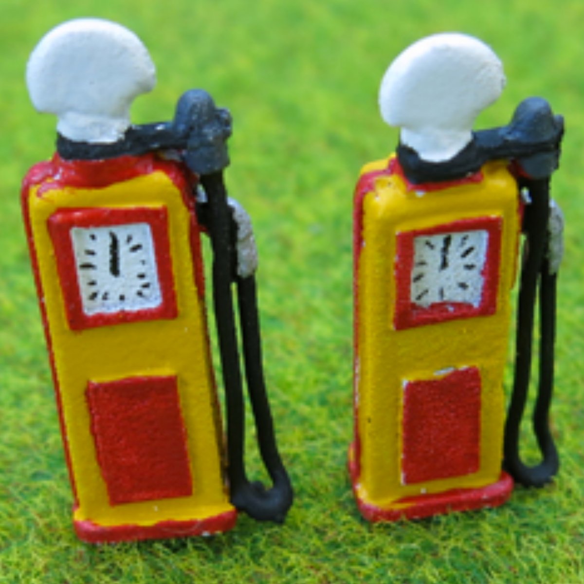 P&D Marsh PDZ35 1950s Petrol Pumps Shell Style x2 (OO Gauge) - Phillips Hobbies