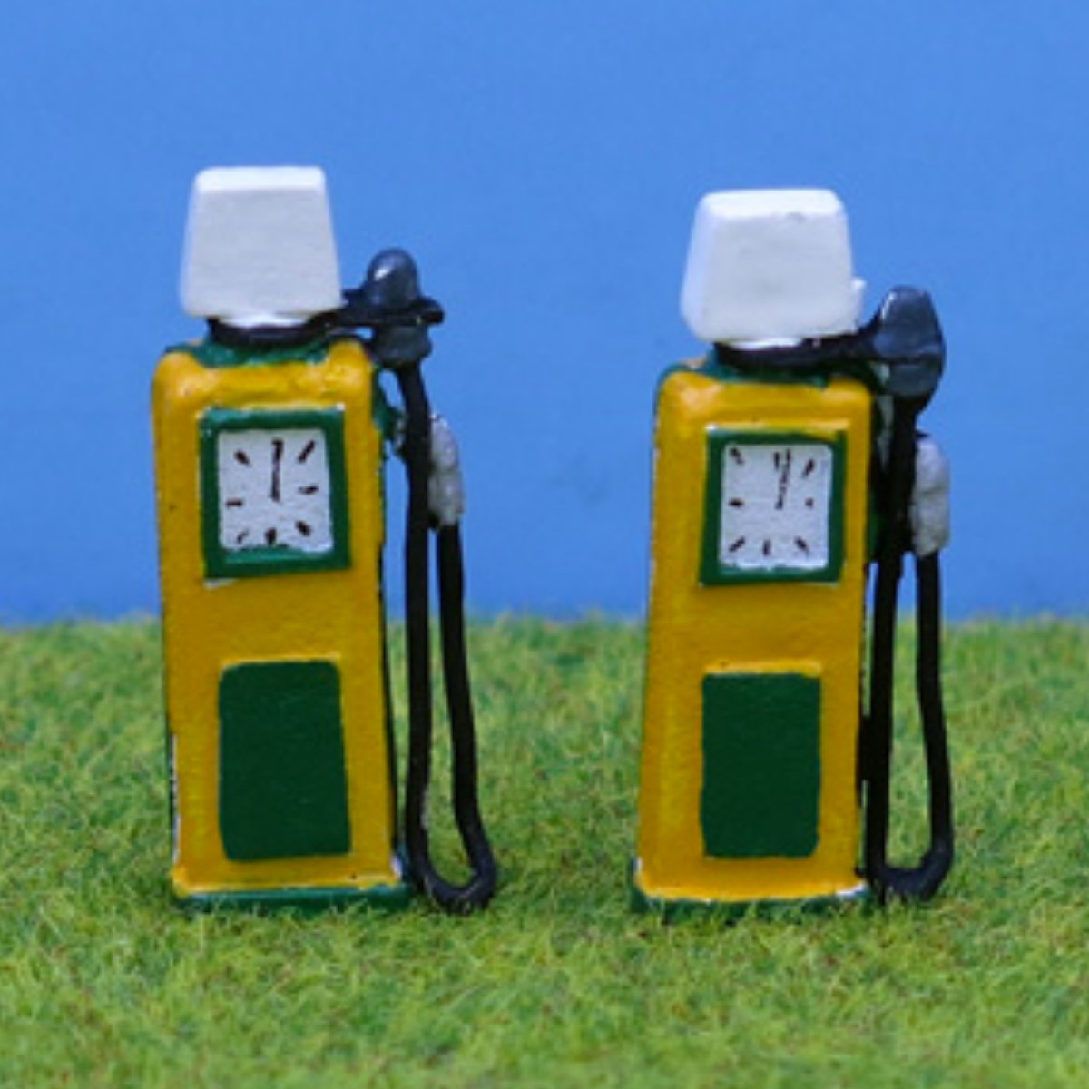 P&D Marsh PDZ36 1950s Petrol Pumps BP Style x2 (OO Gauge) - Phillips Hobbies