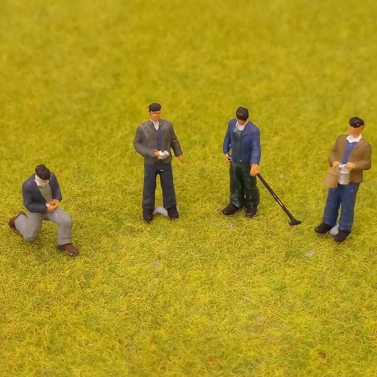 P&D Marsh PDZ56 Depot Worker Figures incl. Wheel Tapper (OO Gauge) - Phillips Hobbies