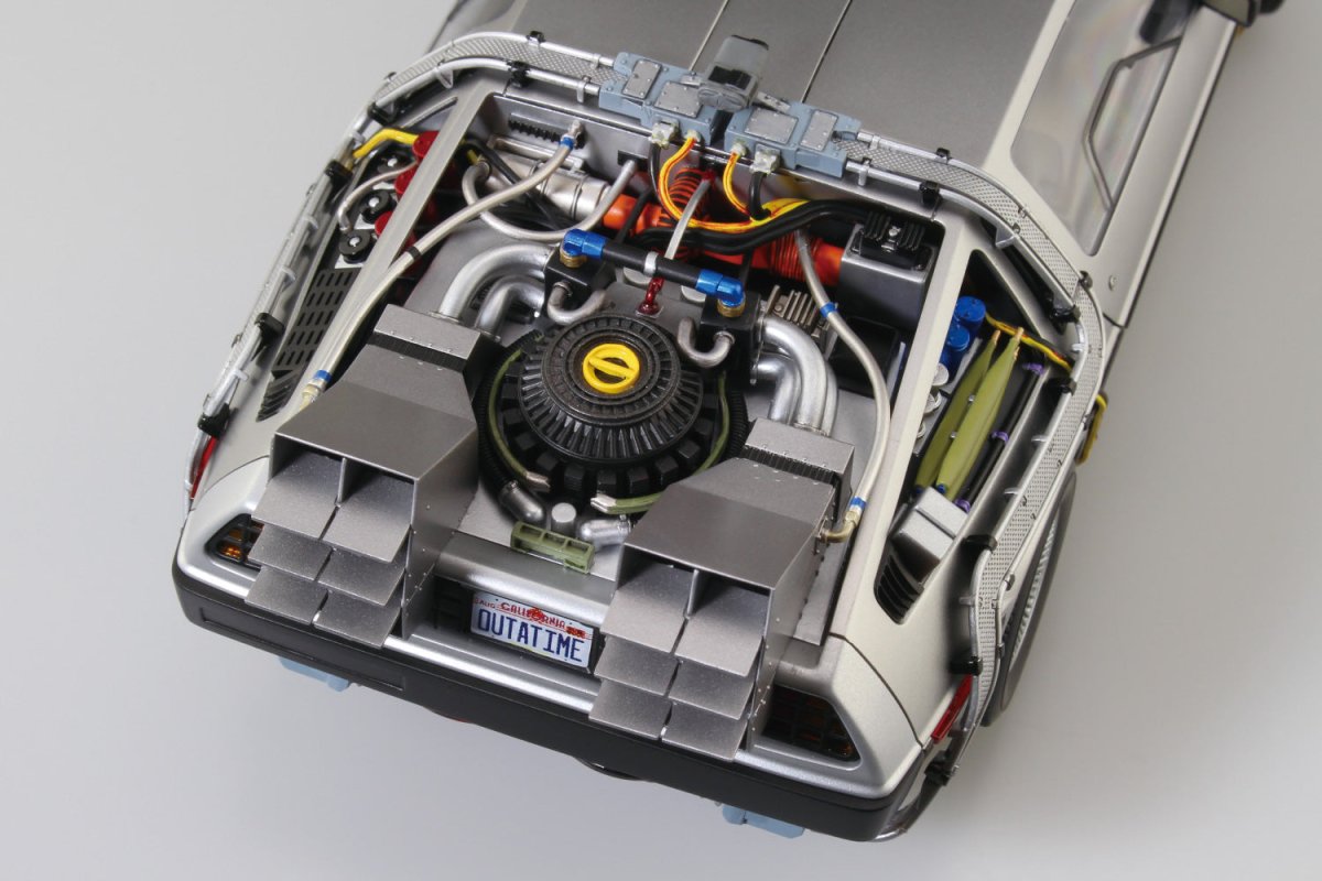 Aoshima 06436 Time Machine Delorean Back To The Future - 1:24 Scale Plastic Kit - Phillips Hobbies