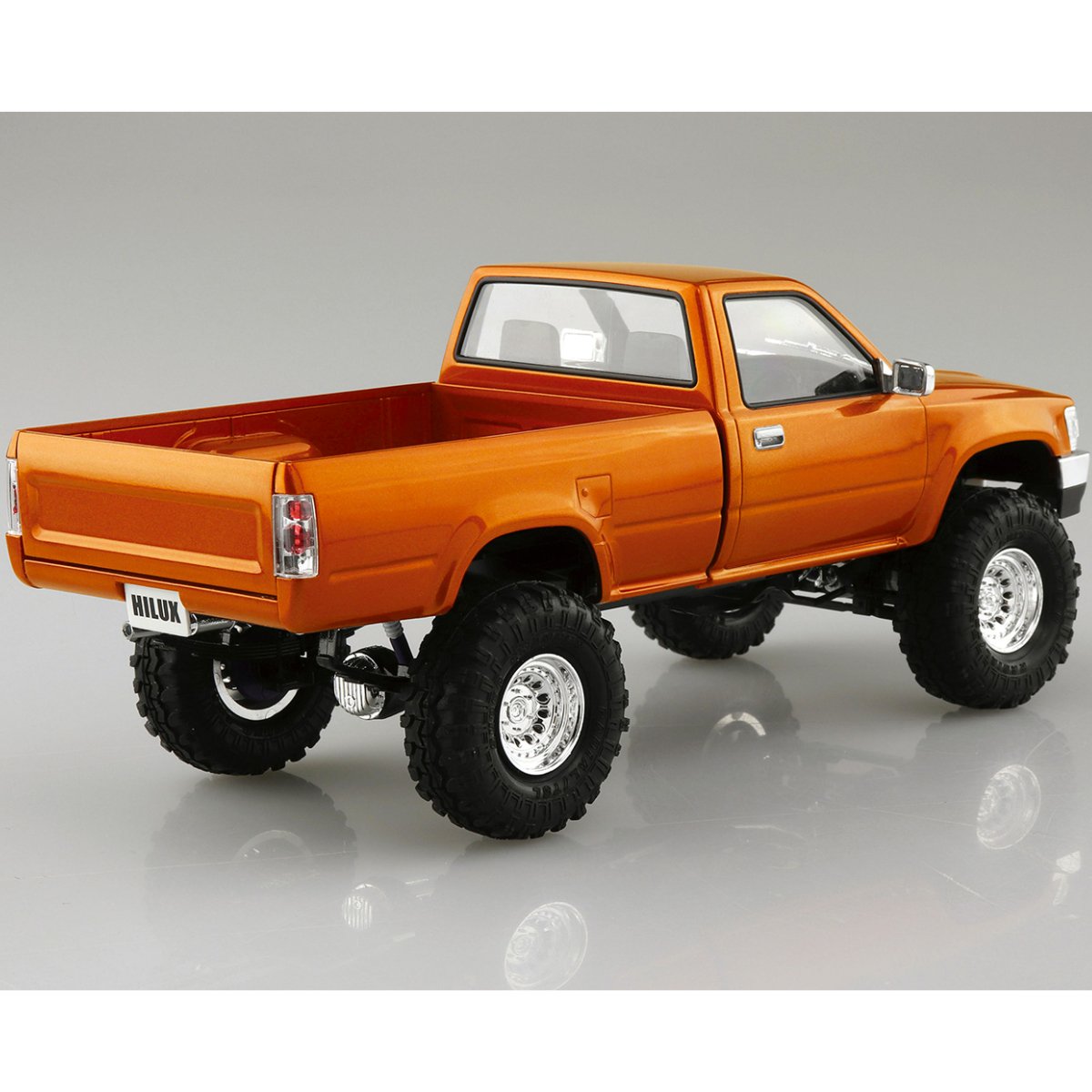 Aoshima Toyota Hilux RN80 Long Bed Lift Up '95 Plastic Kit - 1:24