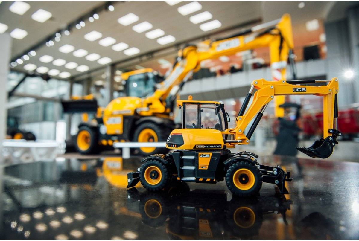 Britains JCB Hydradig - 1:32 Scale - Phillips Hobbies
