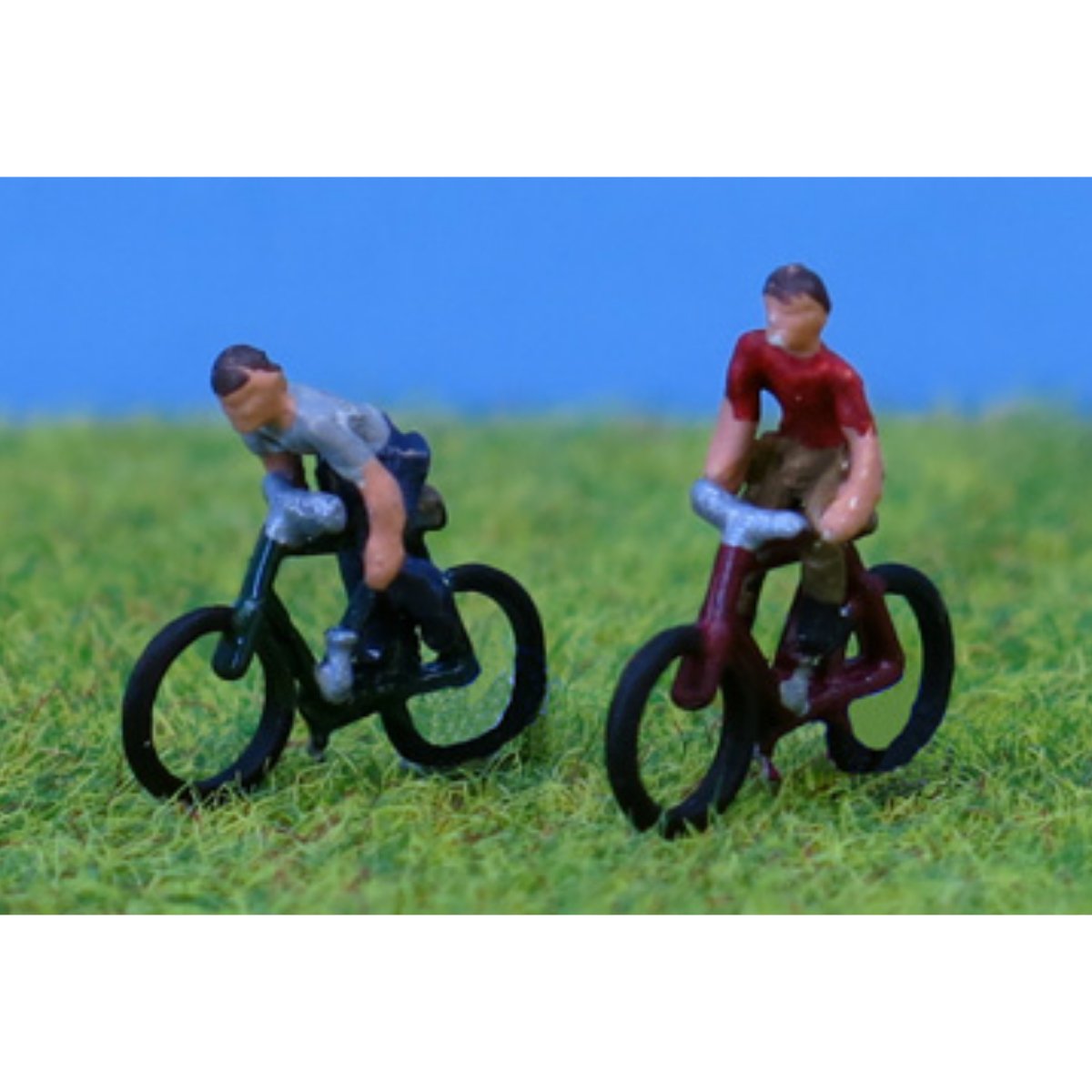 P&D Marsh PDX51 2x Painted Cyclists (N Gauge) - Phillips Hobbies