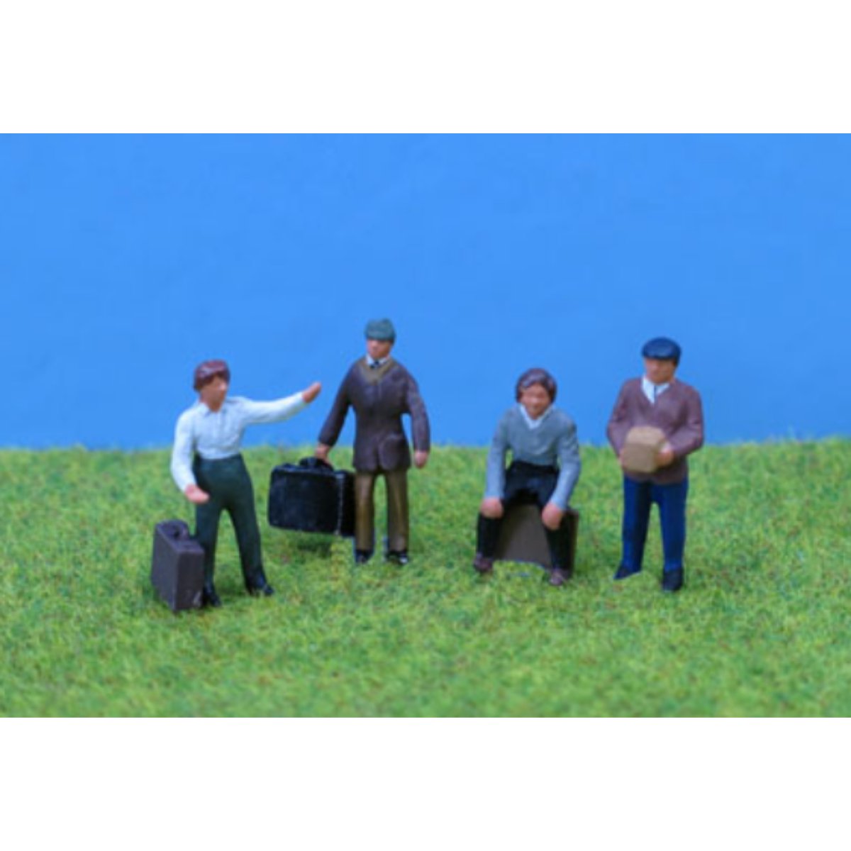 P&D Marsh PDZ01 Painted People with Luggage (OO Gauge) - Phillips Hobbies