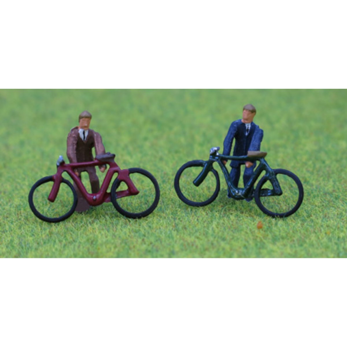 P&D Marsh PDZ08 2x Painted Cyclists (OO Gauge) - Phillips Hobbies