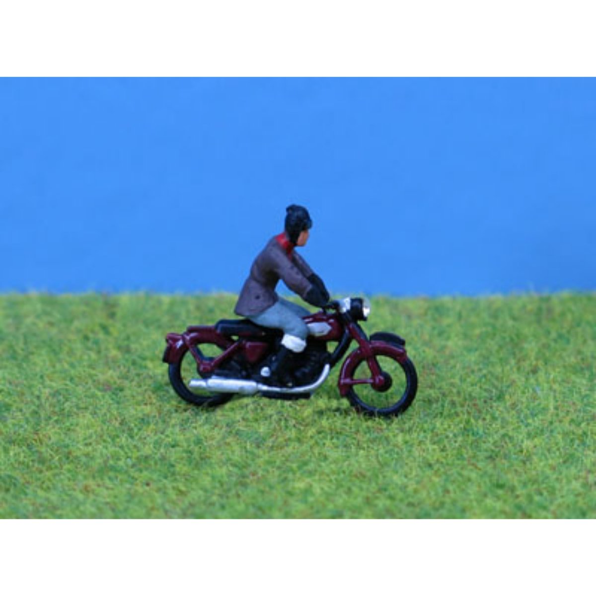 P&D Marsh PDZ103 Painted Motorcycle & Rider (OO Gauge) - Phillips Hobbies