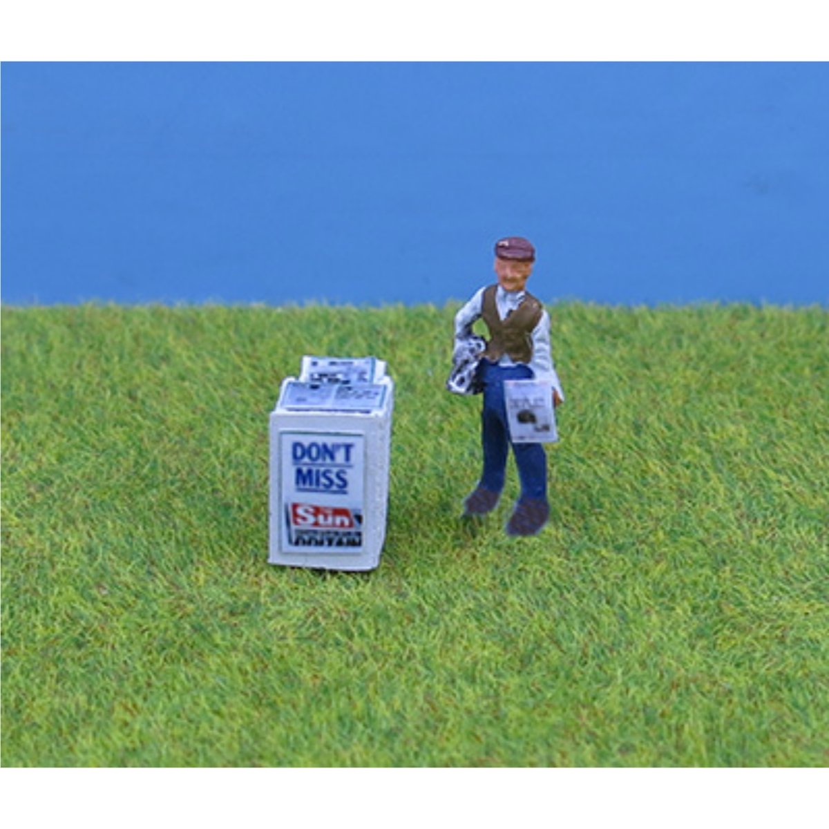 P&D Marsh PDZ42 Newspaper Stand & Seller (OO Gauge) - Phillips Hobbies
